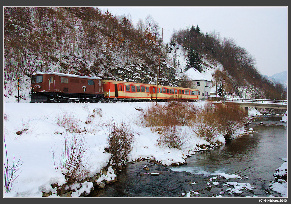 1099 007 mit R 6813 in der  Klaus  bei Frankenfels, 13.2.2010