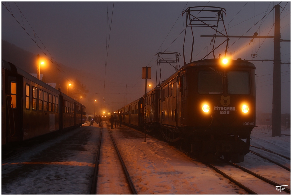 1099 010 & 1099 013 mit REX 6814  tscherbr  kurz vor der Abfahrt nach St. Plten.
Bahnhof Mariazell 8.12.2010