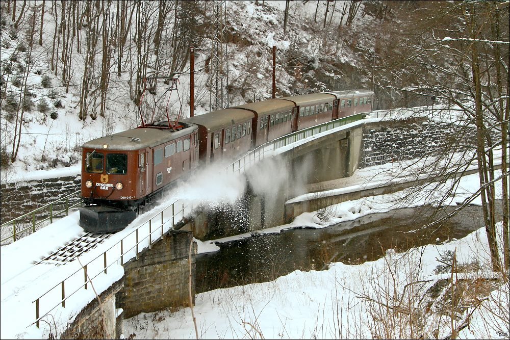 1099 010 fhrt mit R6807  tscherbr  von St.Plten nach Mariazell.
Boding 31.01.2010
