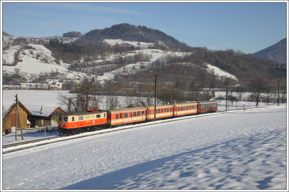 1099 011 am 8. Dezember 2010 mit dem R 6811 bei Kirchberg an der Pielach.