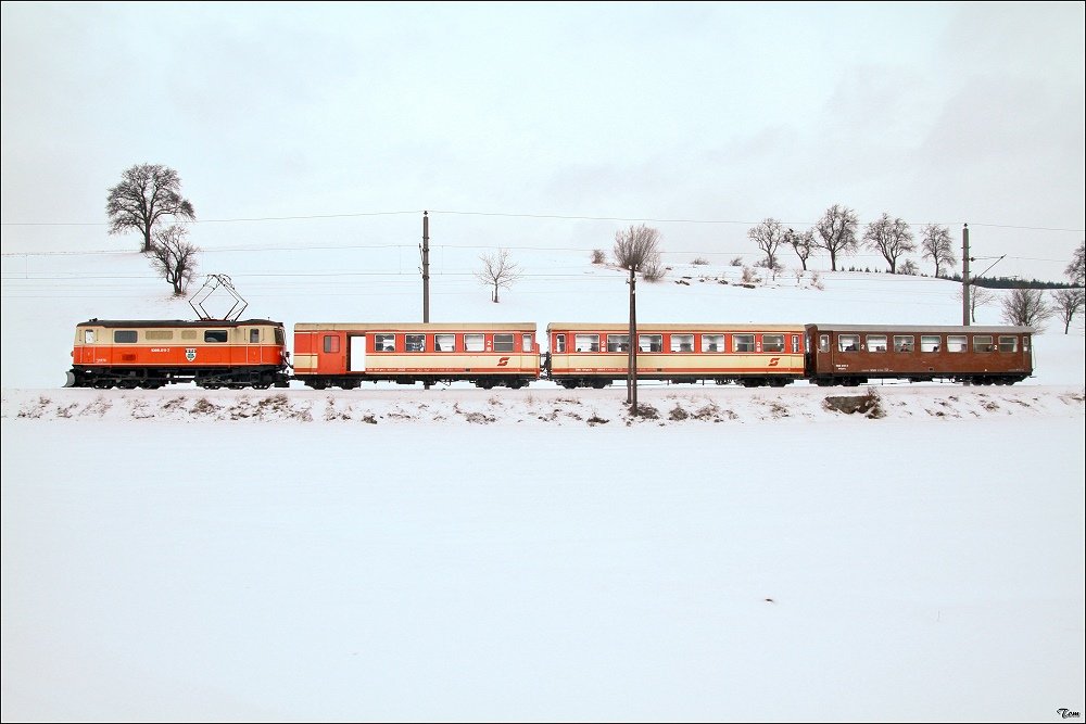 1099 011 fhrt mit dem Regionalzug 6811 von St.Plten nach Mariazell. Kammerhof 31.01.2010