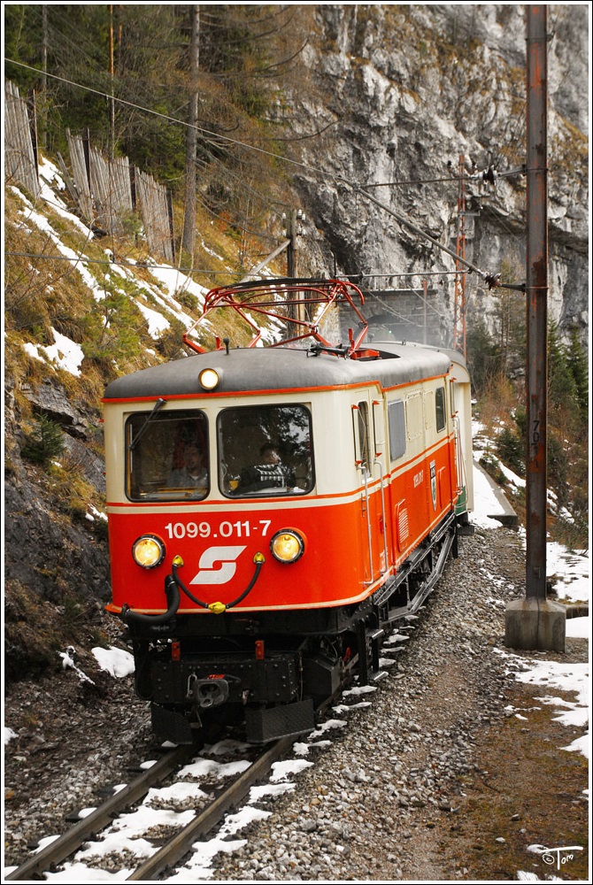 1099 011 fhrt mit dem Gsing Pendel R 6852 von Mariazell nach Gsing. Reithmauertunnel Annaberg 8.12.2010