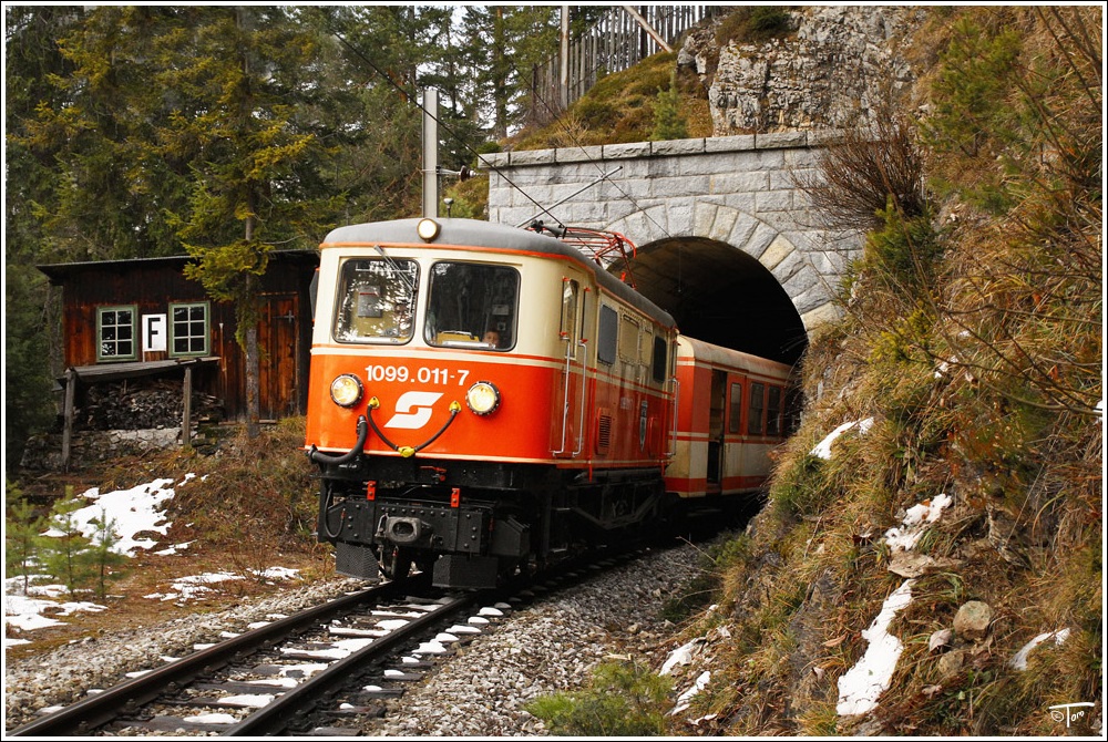 1099 011 fhrt mit R 6853 von Gsing nach Mariazell.
Kleiner Klausgrabentunnel Annaberg 8.12.2010