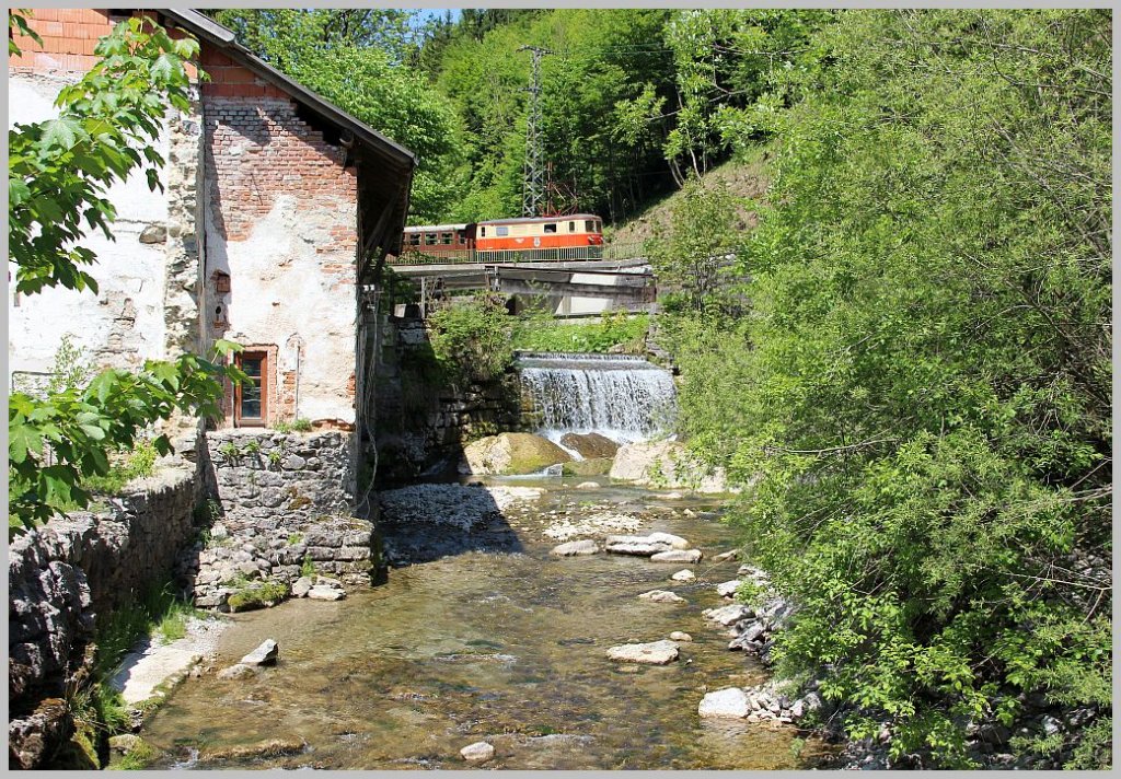 1099 011 fhrt mit R 6904 ber die Nattersbachbrcke nchst Boding. 19.5.12