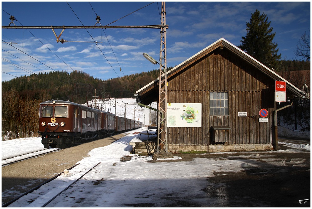 1099 013 & 1099 010 bespannten am 8.12.2010 den REX 6807  tscherbr  von St.Plten nach Mariazell. 
Annaberg 