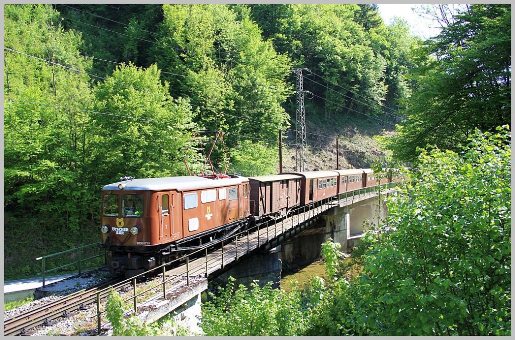 1099 013 fhrt mit  tscherbr  REX 6807 von St. Plten Hbf Richtung Mariazell. Nattersbachbrcke Boding, 19.5.12