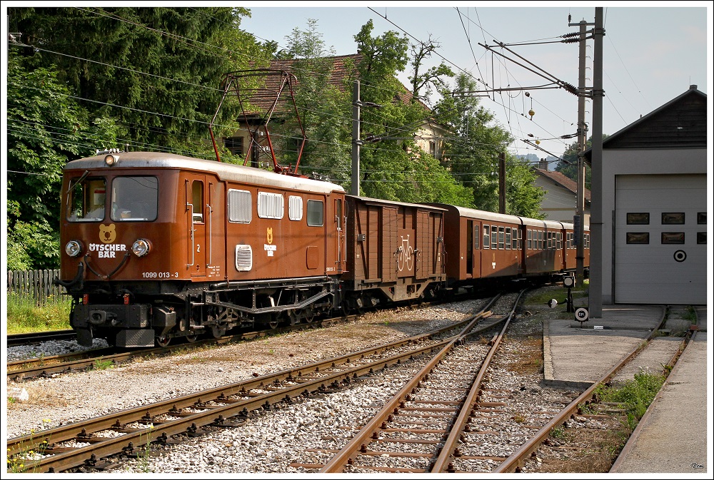 1099 013 fhrt mit REX 6807  tscherbr  von St.Plten nach Mariazell. Kirchberg an der Pielach 4.7.2010