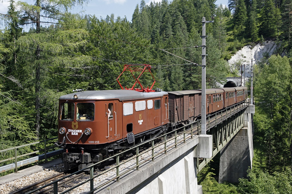 1099 013 mit Zug 6807 (tscherbr) auf der Raingrabenbrcke am 18.07.2013.
