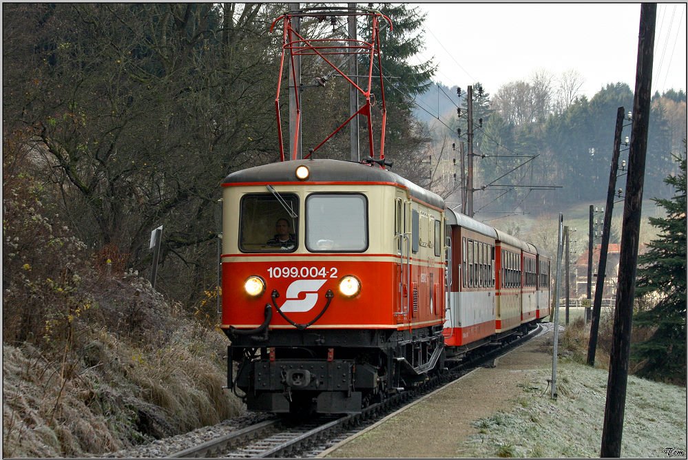 1099.004 ist mit dem R 6802 von Mariazell nach St.Plten unterwegs.
Schwerbach 29.11.2009