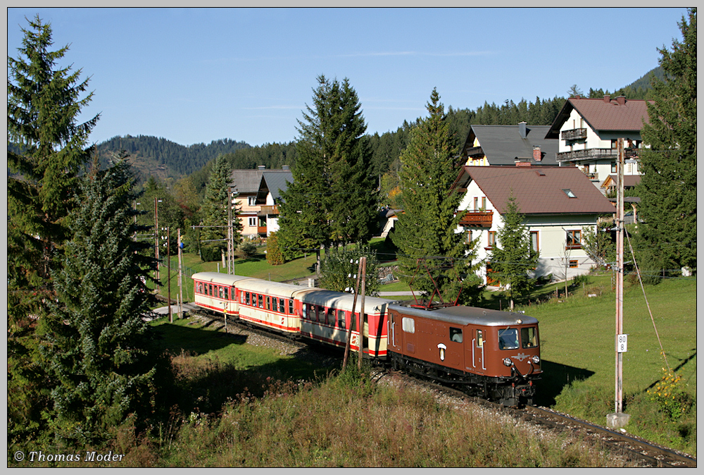 1099.007 fhrt mit R 6813 nach Mariazell. Am 3.10.2010 war dieser Zug zu meinem Glck lokbespannt, da beide 4090er welche normalerweise eingesetzt werden, defekt sind. Aufgenommen nach Mitterbach.