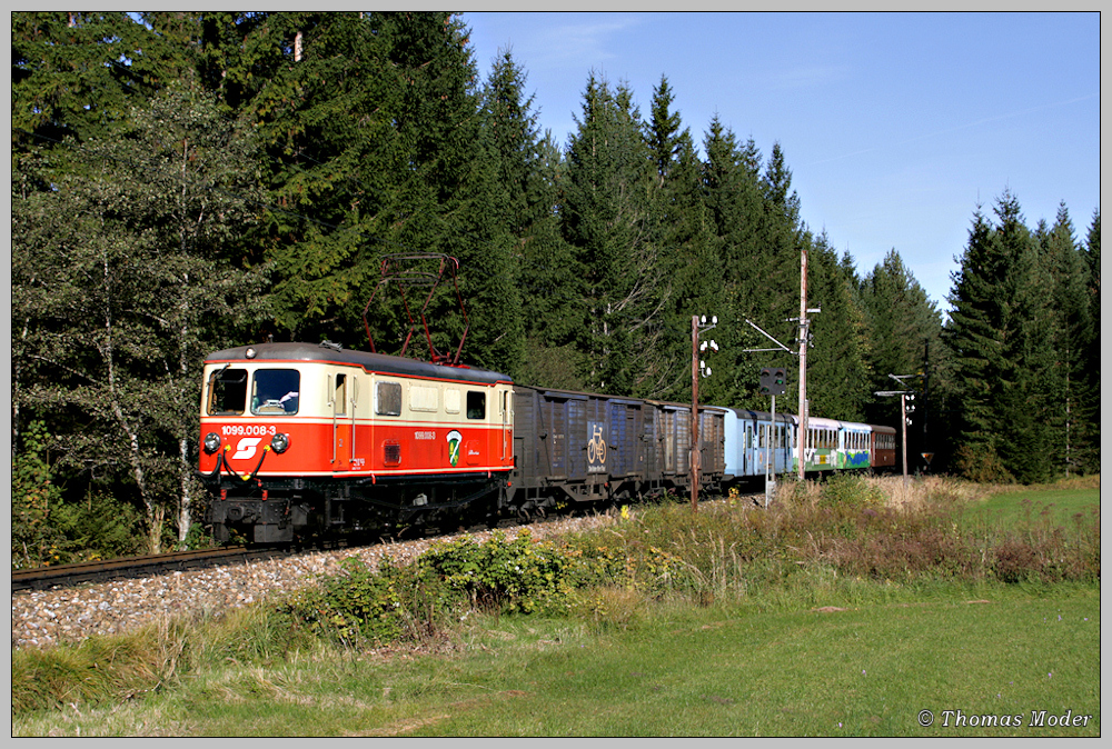 1099.008 fhrt mit R 6805  Dirndltaler  von St. Plten nach Mariazell, aufgenommen zwischen Mitterbach und Mariazell. Das erste Foto dieses wunderschnen Fototages - unglaublicherweise war wirklich die Gegend Mariazell-Laubenbachmhle das Sonnenloch, berall herum war alles zu mit Wolken & Nebel. 03.10.2010