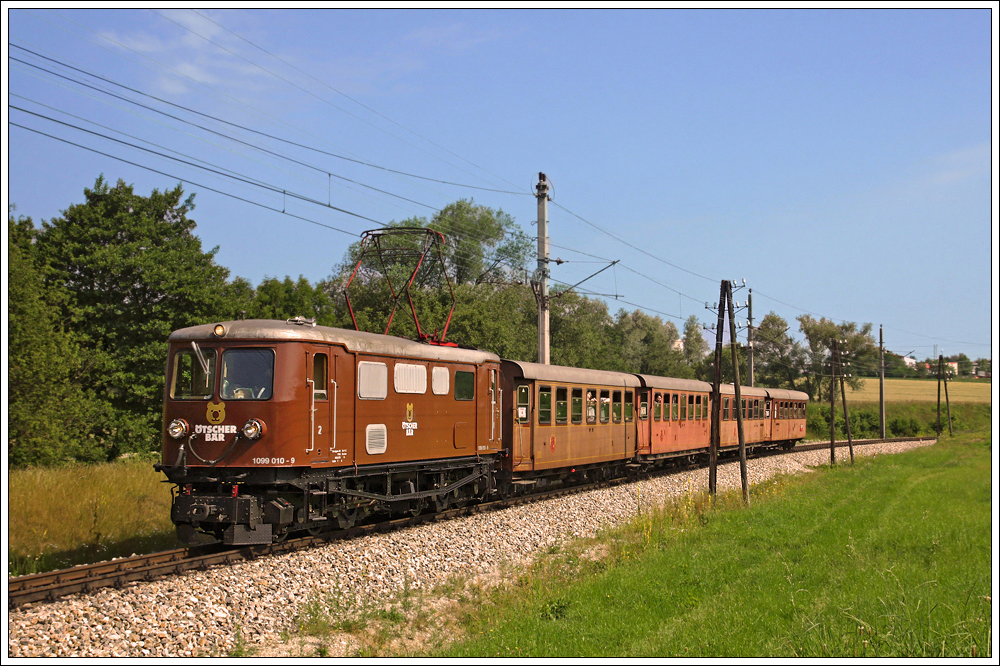 1099.010 mit dem Dampfsonderzug R 19259 auf der Fahrt von St. P�lten Hbf nach Mariazell. In Ober Grafendorf kam dann die 1099.010 vom Zug und es wurde auf Mh.6 (Dampf-Tfz 399.06) umgespannt. Nadelbach; 4. Juli 2010