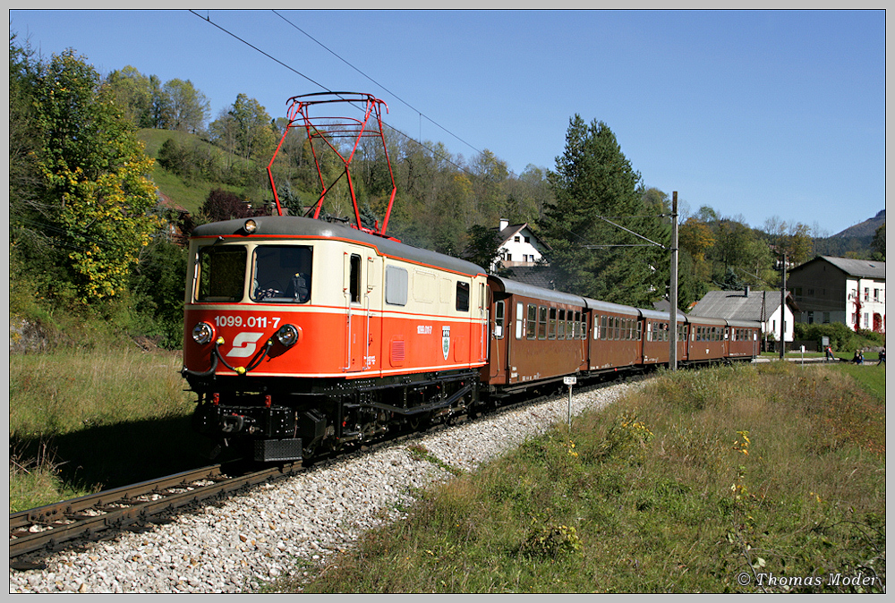 1099.011 fhrt mit dem Gsing-Pendler in Richtung Gsing. Aufgenommen bei der Ausfahrt aus der Hst. Wienerbruck-Josefsberg am 03.10.2010. Leider passt es lichtmig noch nicht ganz optimal, das ist aber die einzige Stelle um diesen Zug so halbwegs im schnen Licht aufzunehmen.