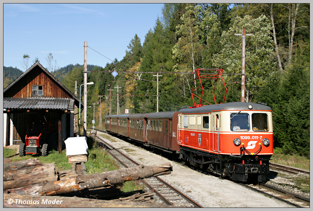 1099.011 fhrt mit dem Gsing-Pendler R 6855 ber die herbstliche Bergstrecke der Mariazellerbahn nach Mariazell. Bf. Mitterbach, 3.10.2010