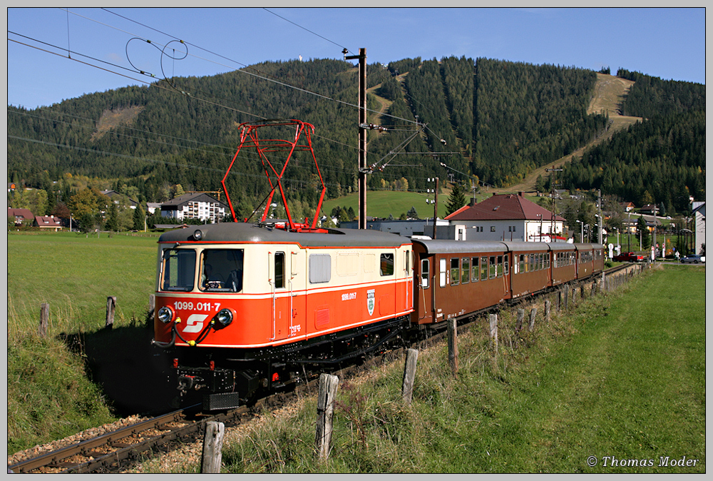 1099.011 fhrt mit R 6812 aus dem Bf. Mariazell in Richtung St. Plten aus. 3.10.2010