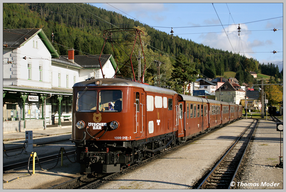 1099.013  tscherbr  steht mit R 6818 im Bf. Mariazell und wartet auf das Frei zeigende Signal zur Abfahrt, mit dem letzten Zug vor den langen Bauarbeiten bis Ende November, in Richtung St. Plten. 3.10.2010