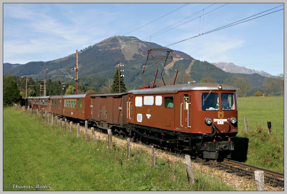 1099.013  tscherbr  zieht den gleichnamigen R 6807 vor der wunderbaren Kulisse des tschers nach Mariazell. Aufgenommen vor Mariazell, 03.10.2010