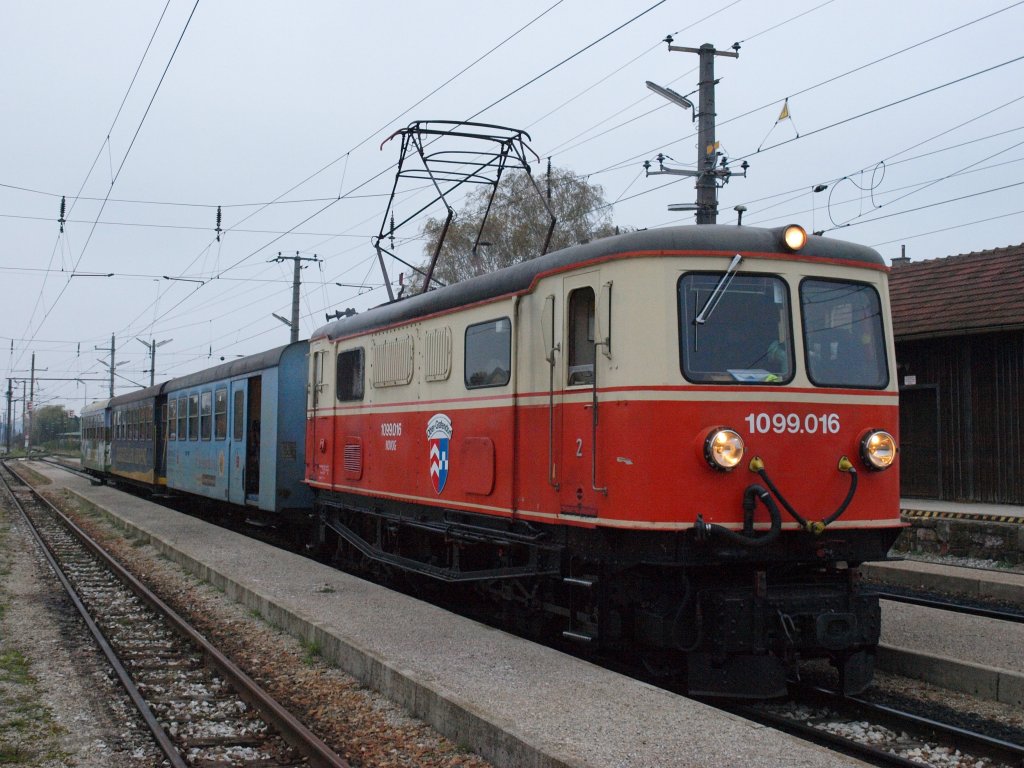 1099.016 mit Rex 6805 in Obergrafendorf und wartet auf die Kreuzung 22.10.12 