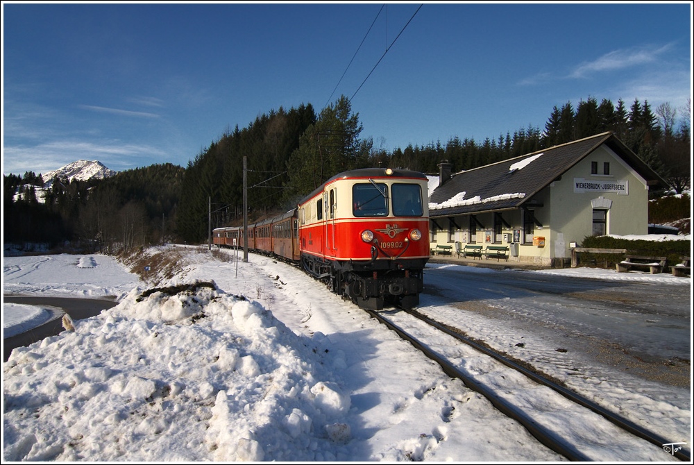 1099.02 fhrt mit dem Adventsonderzug von St Plten nach Mariazell. Wienerbruck Josefsberg 8.12.2010