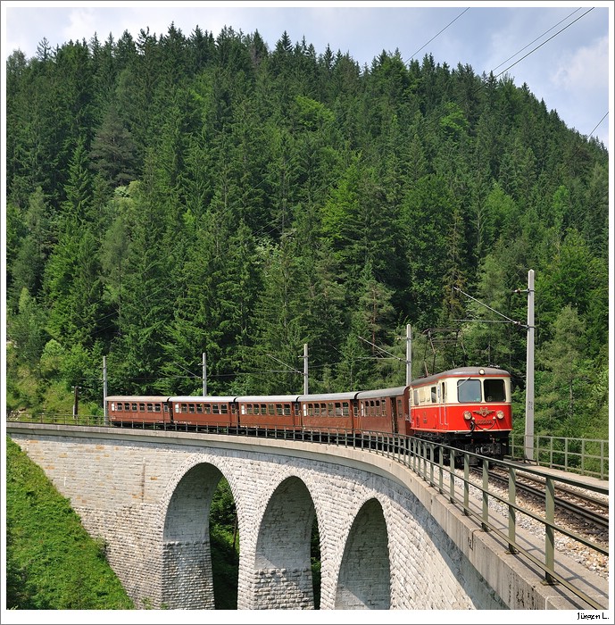 1099.02 mit dem  Gsing-Pendler  (R6855,Gng-Maz); hier am Saugrabenviadukt bei Annaberg.