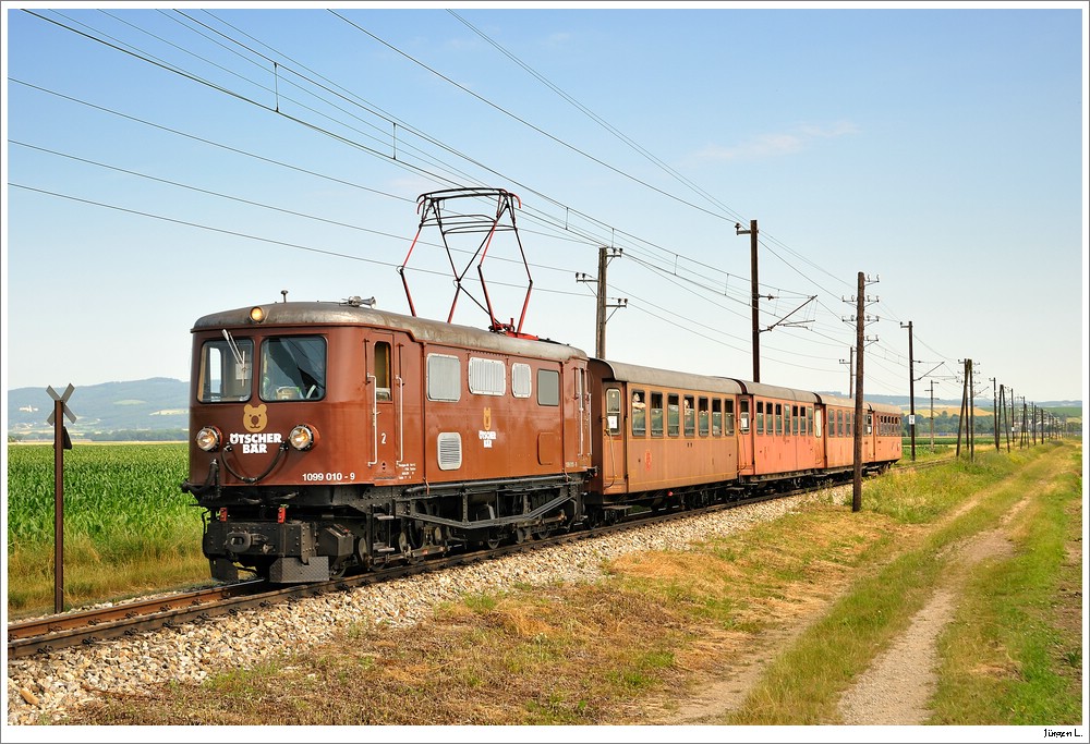 1099.10 mit dem Panoramic 760 alias R19259 von St.Plten Hbf nach Mariazell. Hier bei Ebersdorf b. Obergrafendorf, 4.7.2010.