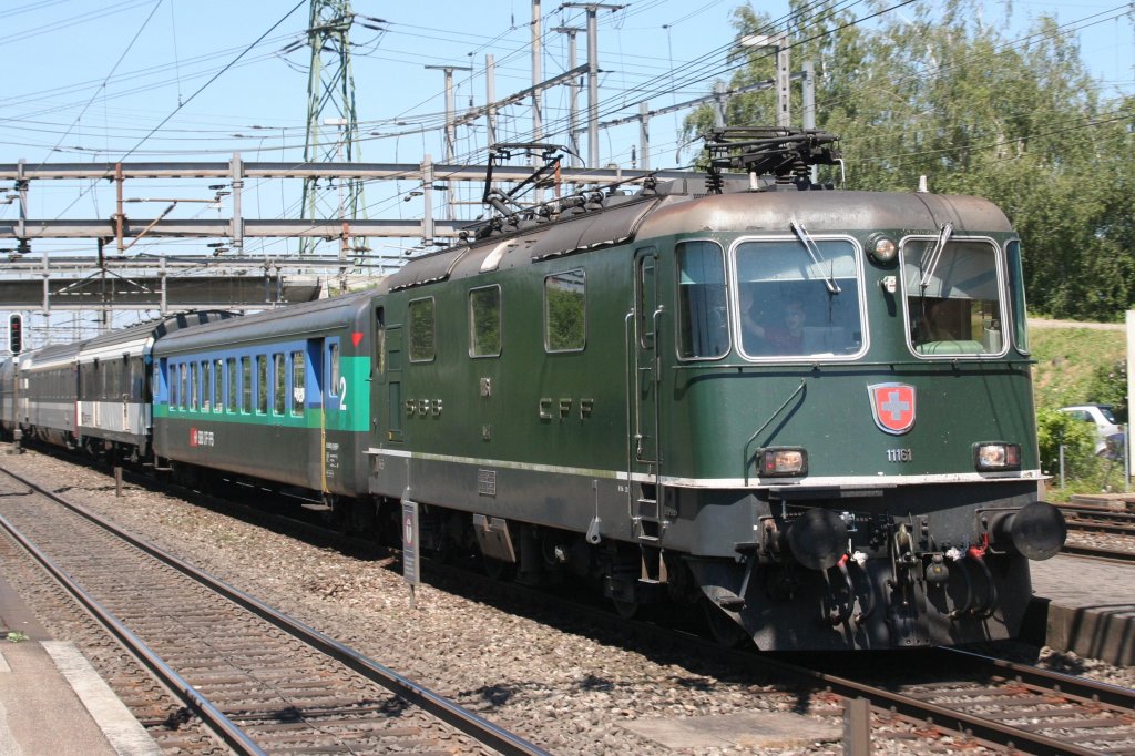 11 161 am 20.07.10 in Muttenz mit IR Basel - Locarno
Das ist die einzig in P verbleibene grne Re4/4 II
Cargo hat noch zwei weitere grne Re4/4 II, sowie eine grne Re4/4 III
