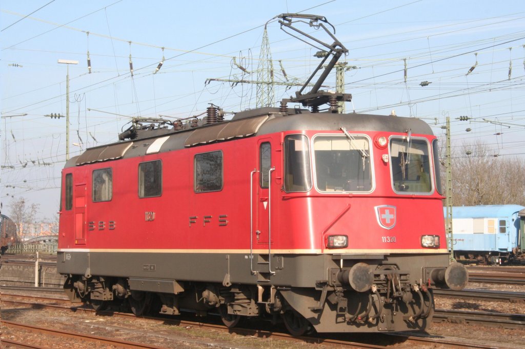 11 320 am 17.01.09 in Basel Bad. Bf Eilgut ist auf dem Weg in den Rheinhafen Basel Kleinhningen um einen Zug abzuholen. 
Kurze Zeit spter wird die Lok den orangen Anstrich von Interregio Cargo erhalten.