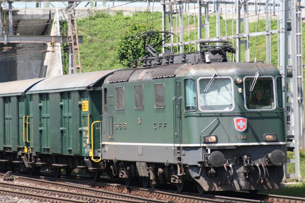 11 364 am 09.08.10 in Muttenz mit Postzug aus Basel. 
Dies ist die einzige Re4/4 III in grn.