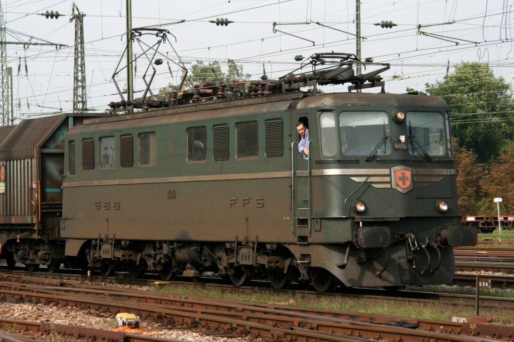 11 404 am 17.09.08 in Basel Bad. Bf. Eilgut mit einer bergabe aus dem Rheinhafen nach Muttenz 