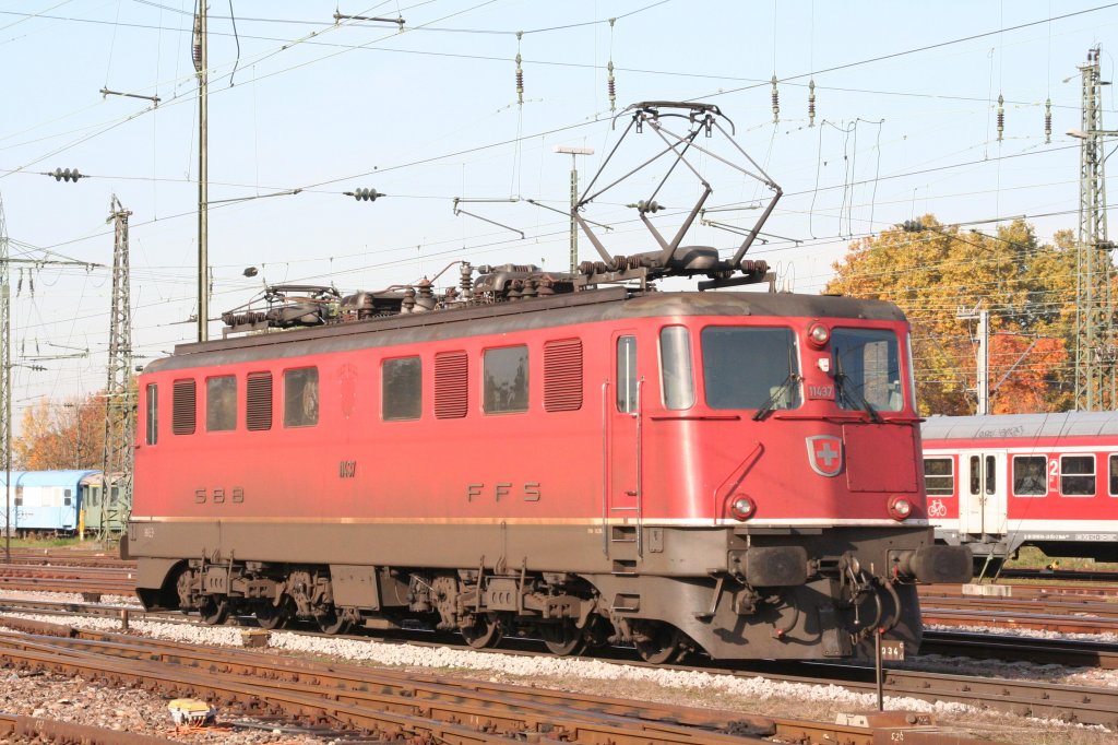 11 437 am 29.10.09 in Basel Bad. Bf. Eilgut auf der Hafenbahn

