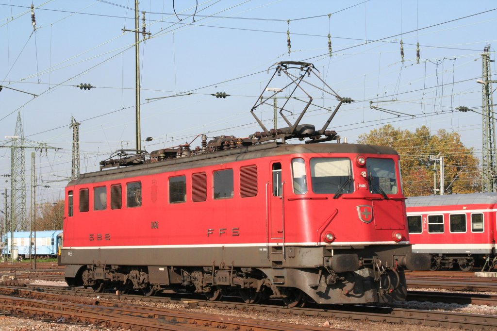 11 456 am 24.10.08 in Basel Bad. Bf. Eilgut ist dem Hafenpendel zwischen Muttenz und Kleinhningen Hafen eingeteilt.