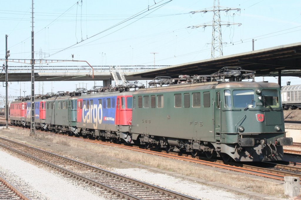 11 514 am 19.03.10 in Muttenz wartet mit vier weiteren Ae6/6 auf neue Aufgaben, darunter eine weitere grne eine rote und zwei Cargo 610ner.