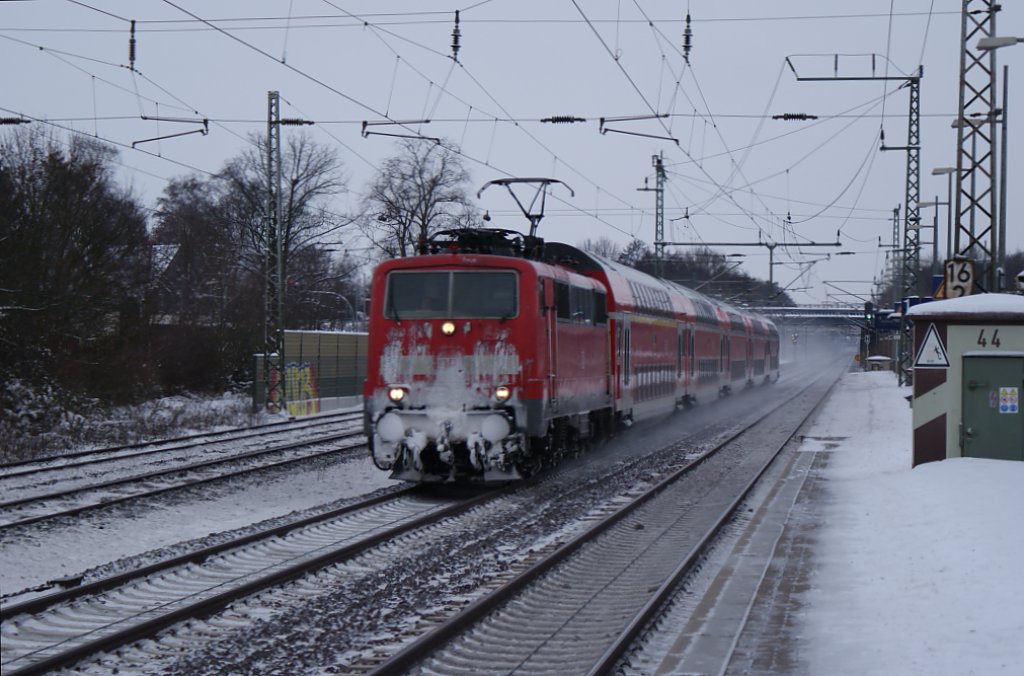 110 *** mit ihrem RE sauste am 09.01.2010 durch den S-Bahnhof Dedensen/Gmmer in Richtung Seelze.