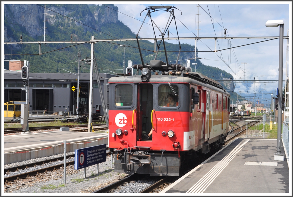 110 022-1 bernimmt in Meiringen den IR2218 nach Interlaken Ost. (03.08.2012)