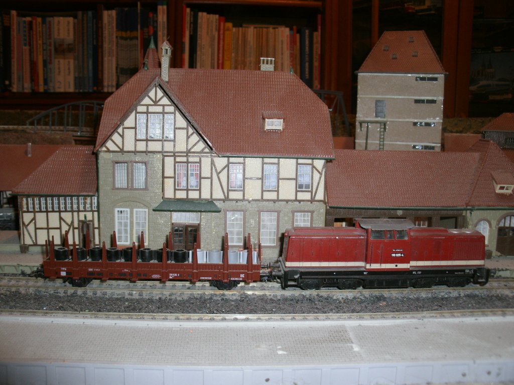 110 025 mit einer bergabe fr das Industriegebiet auf meiner H0-Zimmeranlage.