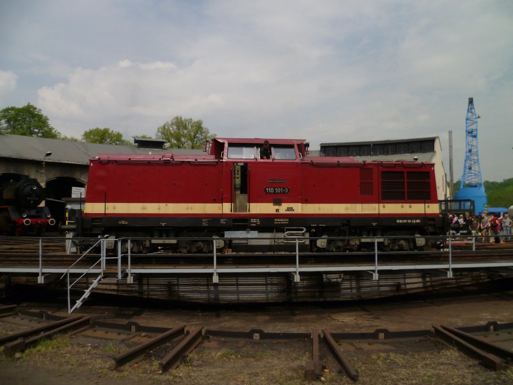 110 101-3 prsentiert sich am 06.05.12 auf der Drehscheibe in Nossen zum BW Fest.