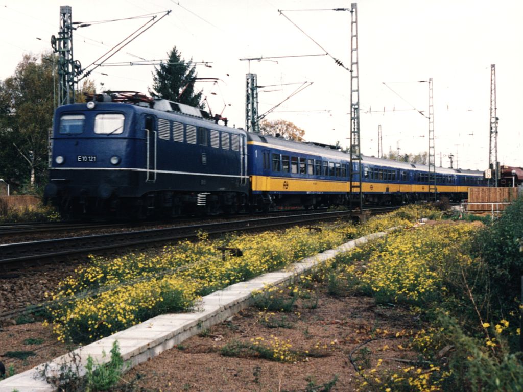 110 121 (E10 121) mit Niederlndische IC-wagens als D 1807 Den Haag-Kln bei Grevenbroich am 25-10-1994. Bild und scan: Date Jan de Vries.