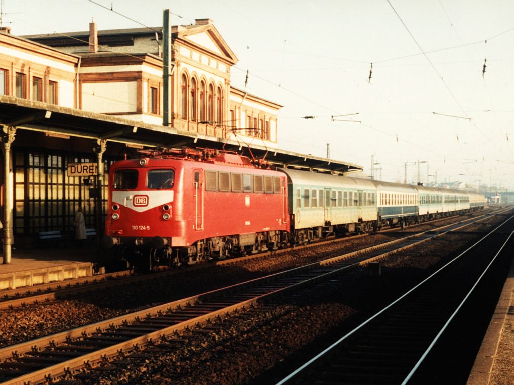 110 124-5 mit RSB 3010 Bielefeld-Aachen auf Bahnhof Dren am 29-10-1993. Bild und scan: Date Jan de Vries.