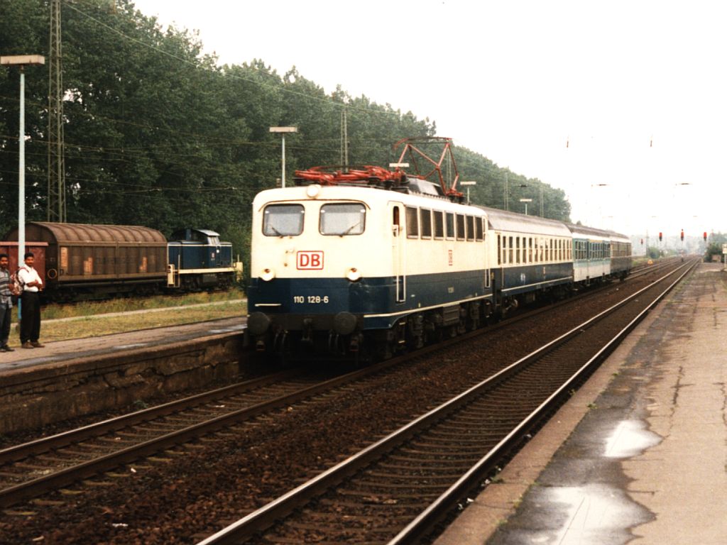 110 128-6 mit eine aus drei verschiedene Wagens bestehende RB 8855 Hagen-Duisburg auf Bahnhof Viersen am 26-08-1997. Bild und scan: Date Jan de Vries.