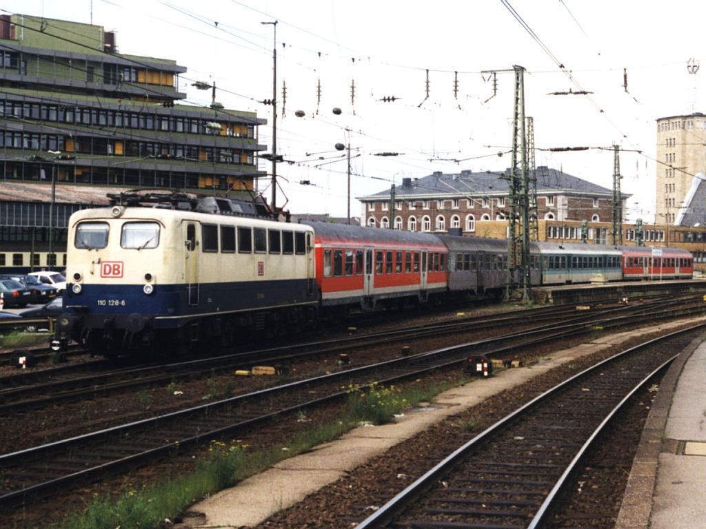 110 128-6 mit eine bunte RB 8424 Kln Deutz-Mnchengladbach auf Aachen Hauptbahnhof am 13-07-1998. Bild und scan: Date Jan de Vries.