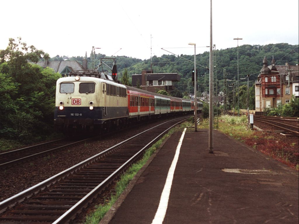 110 132-8 mit RegionalExpress auf Bahnhof Andernach am 19-7-2000. Bild und scan: Date Jan de Vries.