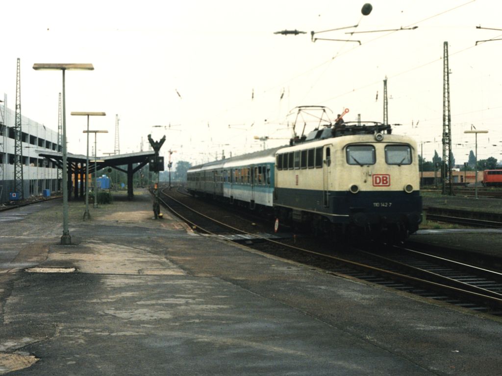 110 142-7 mit RB 8860 Duisburg-Aachen auf Krefeld Hauptbahnhof am 26-8-1997. Bild und scan: Date Jan de Vries.