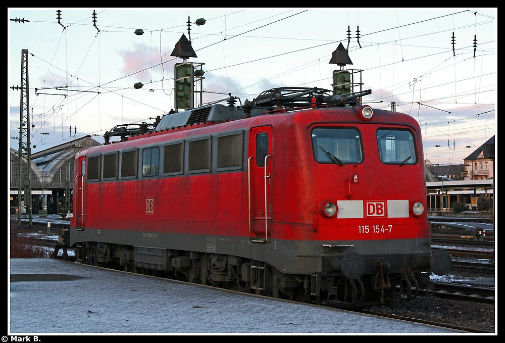 110 154 steht in Karlsruhe Hbf. Aufgenommen am 30.01.10