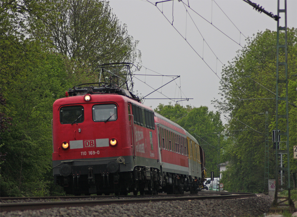 110 169-0 mit einem Mezug nach Rheydt am Km 25.4 zwischen bach und Geilenkirchen, 11.5.10