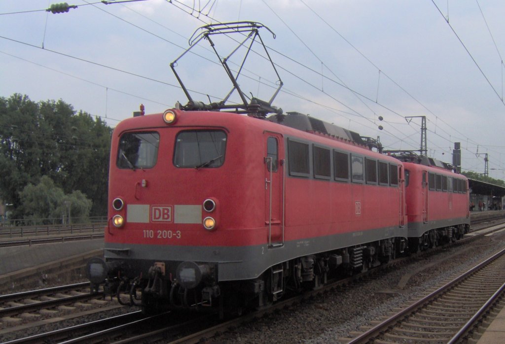 110 200-3 und ander Br110 im Schlepp in Kln Messe Deutz am 13.8.10.