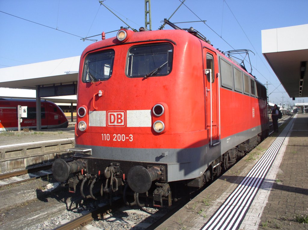 110 200-3 bei der Bereitstellung fr einen zwei Stunden verspteten Sonderzug aus Frankreich. Die Lok wird gleich Richtung Basel SBB abrcken. (07.06.09)