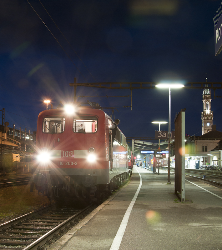 110 200-3 mit dem DZ 2600 (Konstanz-Stuttgart) (Sonderzug zur IG Metall Demonstration in Stuttgart) am 13. November 2010 im Bahnhof Konstanz.
