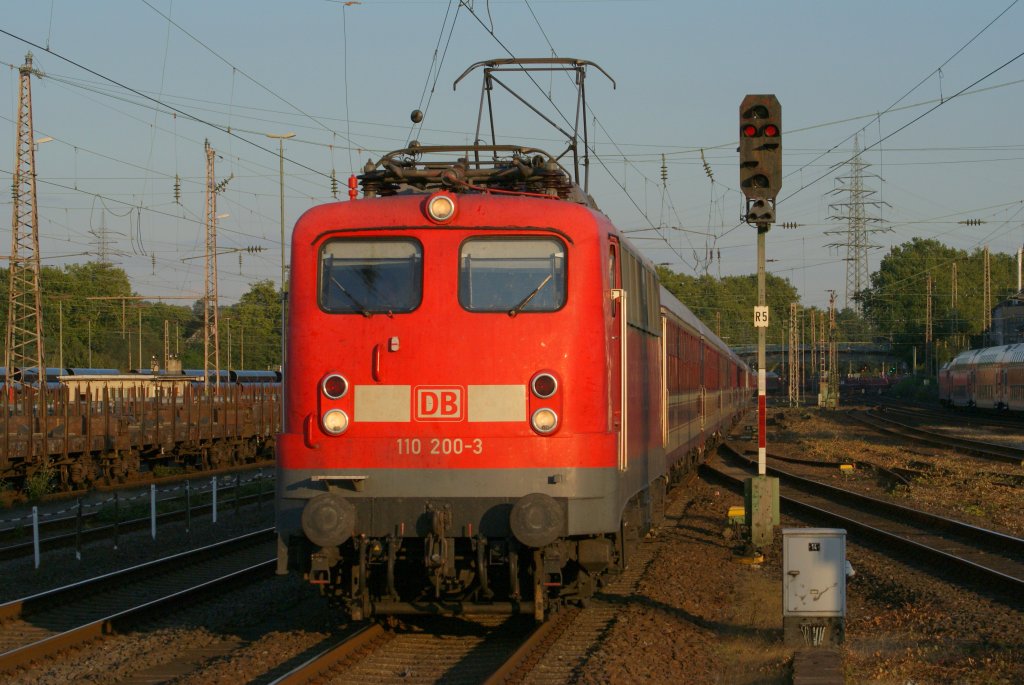 110 200-3 mit dem DZ 2705 aus Grmitz nach Kln in Mlheim-Sytrum am 05.09.2010