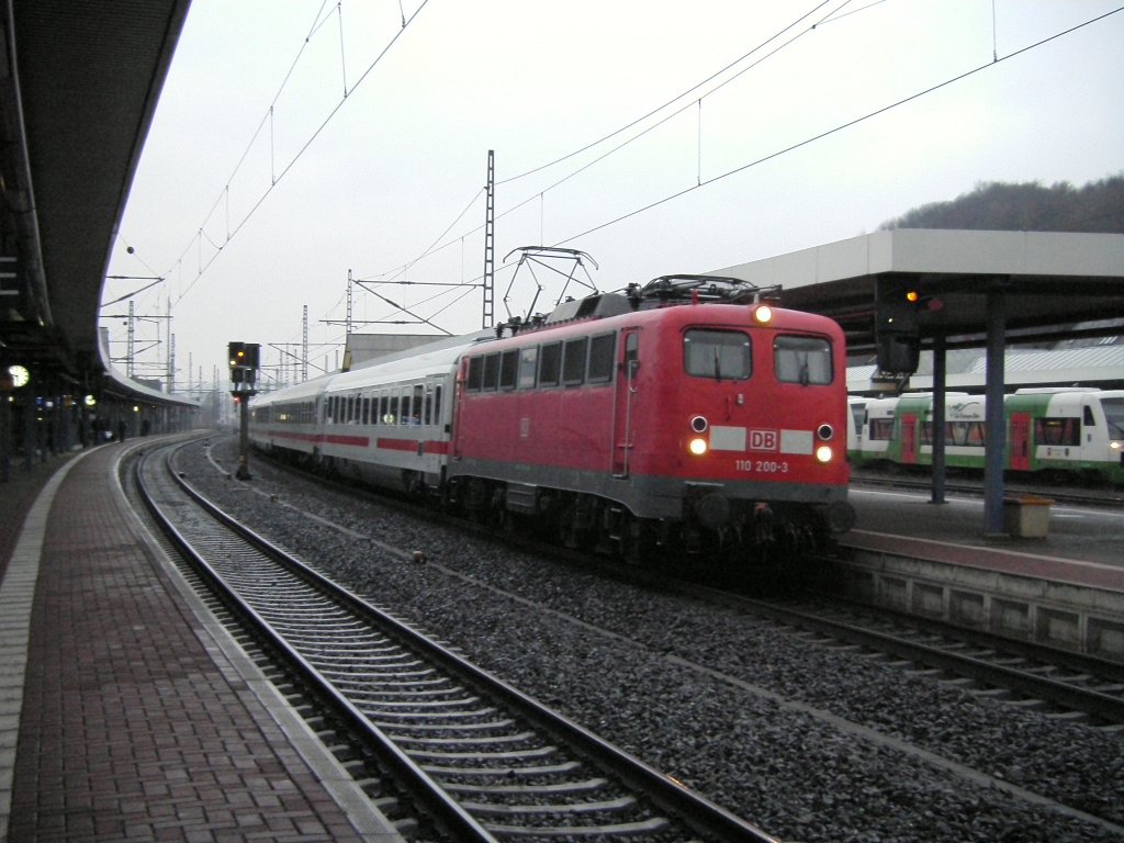 110 200-3 mit IC 1858 nach Stuttgart Hbf um 17.48 Uhr steht zur Abfahrt
bereit.Aufnahme, 14.03.2010.