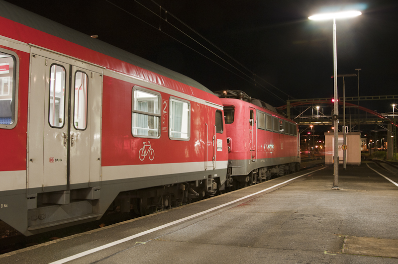 110 200 am 13. November 2010 mit dem Lr 72230 (Stuttgart-Konstanz) in Konstanz.